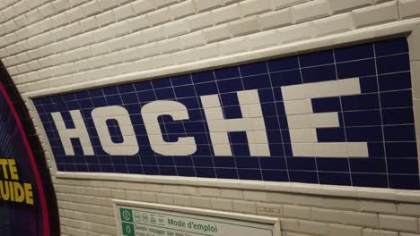 Paris-Metro-Vintage-Sign-Display-in-Old-Tiles,-Hoche-Underground-Station