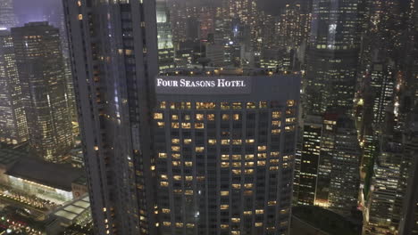 Hotel-Cuatro-Estaciones,-Central,-Hong-Kong,-Circulando-Gran-Angular-Cinematográfico-Aéreo