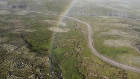 Enthülle-Einen-überraschenden-Regenbogen,-Der-Nach-Dem-Regensturm-Durch-Den-Nebel-Auf-Einem-Isländischen-Berg-Auftaucht-–-Ein-Mystischer-Moment-In-Gestochen-Scharfer-4K-Auflösung,-Aufgenommen-Von-Einer-Drohne