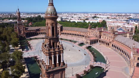 Drohnen-Umlaufbahn-Torre-Sur-Turm-Und-Quadratisches-Wahrzeichen-Der-Plaza-De-Espana,-Sevilla,-Spanien