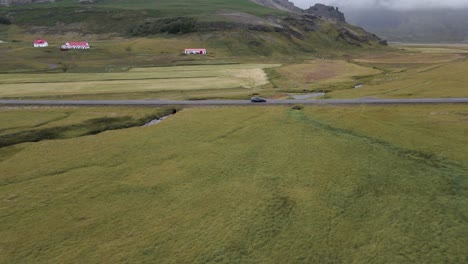 Recorra-Las-Extensiones-Escénicas-De-Islandia-Con-Este-Cautivador-Metraje-De-Drones-En-4k,-Que-Presenta-Una-Vista-Aérea-única-Mientras-Un-Automóvil-Conduce-Por-El-Campo-Desnudo-De-Islandia