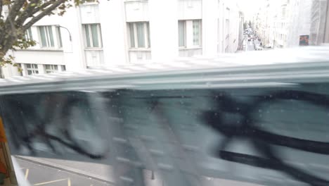 POV-Fensterplatz-Mit-Blick-Auf-Die-Straßen-Der-Pariser-Stadt,-U-Bahn-Fahrt-Im-Bahnhof-La-Chapelle-Im-Freien