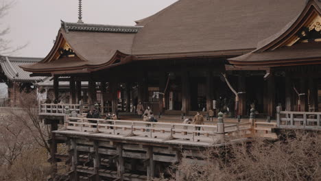 Touristen-Fotografieren-Während-Der-Covid-19-Pandemie-Von-Der-Berühmten-Holzterrasse-Des-Kiyomizudera-Tempels-In-Kyoto,-Japan