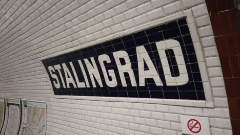 Vintage-Fliesenschild-Der-U-Bahn-Station-Paris-Stalingard,-Nahaufnahme
