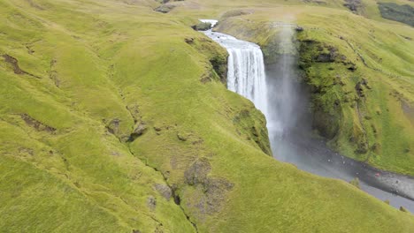 Erleben-Sie-Den-Skógafoss-Wasserfall-Von-Oben-Mit-Unseren-4K-Drohnenaufnahmen-Und-Heben-Sie-Die-Epische-Landschaft-Islands-Hervor