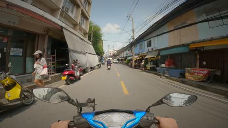 Punto-De-Vista-Conduciendo-Ciclomotor-Por-Las-Calles-De-Tailandia.