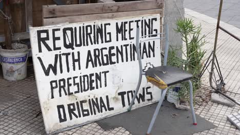 Sign-demanding-a-meeting-with-the-President-of-Argentina-from-indigenous-peoples