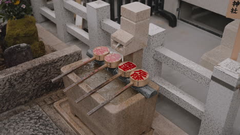 Fuente-Tradicional-Japonesa-De-Purificación-De-Agua-Sintoísta-En-El-Santuario-Jishu-jinja-En-El-Templo-Kiyomizudera-En-Kioto,-Japón