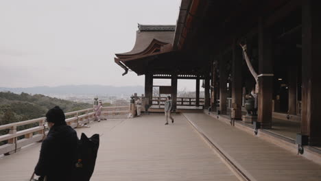Touristen,-Die-Während-Der-Covid-19-Pandemie-Fotos-Von-Der-Berühmten-Holzterrasse-Des-Kiyomizudera-Tempels-In-Kyoto-Machen