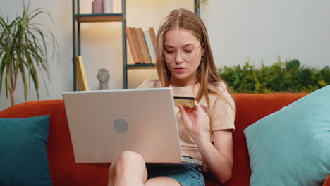 Erwachsene-Blonde-Frau-Benutzt-Kreditkarte-Und-Laptop,-überweist-Geld-Und-Kauft-Online-Ein