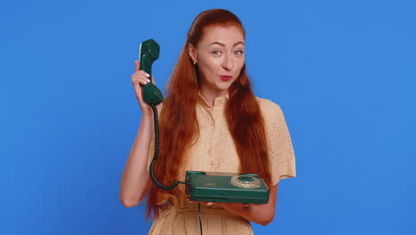 Rothaarige-Frau-Spricht-An-Einem-Kabelgebundenen-Vintage-Telefon-Aus-Den-80ern-Und-Sagt-„Hey,-Ruf-Mich-Zurück“.