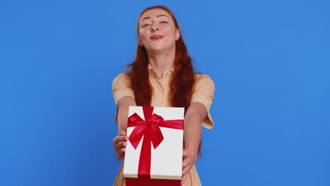 Frau-Präsentiert-Geburtstagsgeschenkbox,-Streckt-Die-Hände-Aus,-Bietet-Verpacktes-Geschenk-An-Und-Feiert-Party