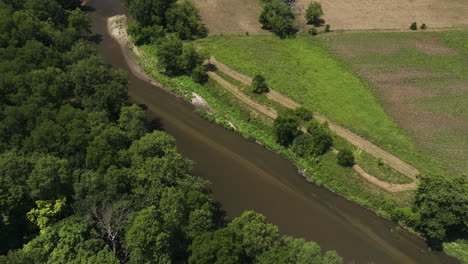 Fluss-Umgeben-Von-üppiger-Vegetation-In-Oronoco,-Minnesota,-USA---Luftaufnahme