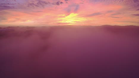 Szenischer,-Farbenfroher,-Leuchtend-Roter-Sonnenuntergang-Am-Horizont-Mit-Flauschigem-Wolkenvordergrund,-Costa-Rica-4K-Drohnenflug