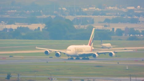 Der-Airbus-A380-Beschleunigt-Die-Landebahn-Hinunter,-Bevor-Er-Abhebt-Und-In-Die-Höhe-Steigt