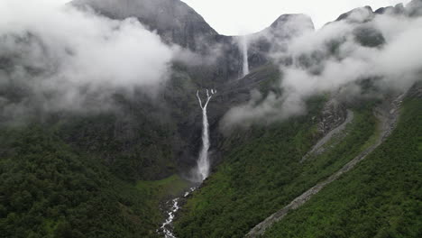 La-Impresionante-Cascada-De-Mardalsfossen-En-El-Valle-De-Eikesdalen