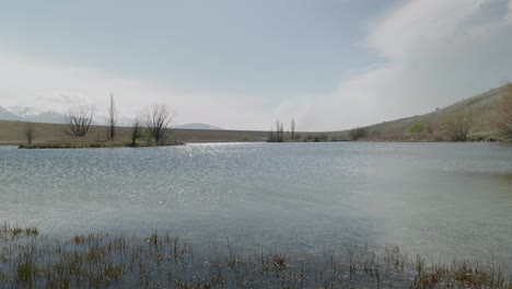 Glitzerndes-Wasser-Eines-Kleinen-Sees-Im-Sonnenschein