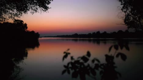 Sambias-Kafue-Fluss-Ist-In-Abendlichen-Lila--Und-Rosatönen-Bemalt