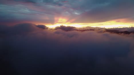Hermoso-Paisaje-Nublado-Al-Atardecer-Con-Rayos-De-Luz-Solar-A-Través-De-Nubes-Oscuras,-Drones-4k