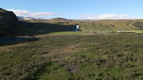 Erleben-Sie-Den-Skógafoss-Wasserfall-Von-Oben-Mit-Unseren-4K-Drohnenaufnahmen-Und-Heben-Sie-Die-Epische-Landschaft-Islands-Hervor