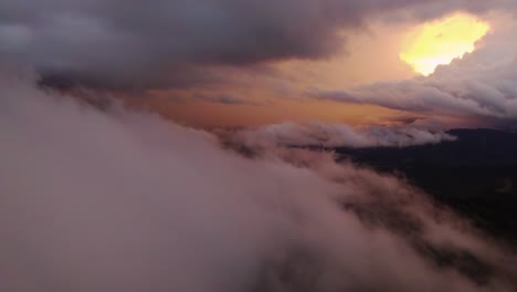 Formación-épica-De-Nubes-Al-Atardecer-Cinematográficas-Y-De-Mal-Humor,-4k-Drone-Costa-Rica