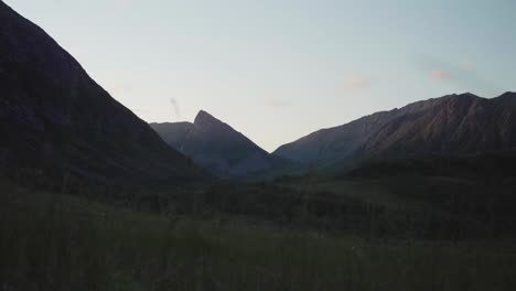Mountain-Ridges-On-A-Peaceful-Sunrise-In-Lonketinden,-Norway