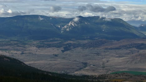 Blick-Aus-Der-Luft-Auf-Die-Umliegende-Landschaft-Von-Ashcroft,-British-Columbia:-Unberührte-Wälder-Und-Halbtrockene-Wüste-Bei-Bewölktem-Wetter