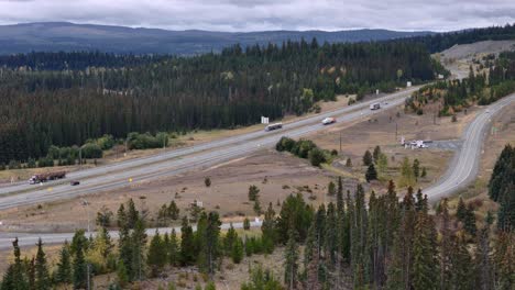 Erfassung-Des-Herbstverkehrs:-Luftaufnahmen-Des-Coquihalla-Highway-Zwischen-Merritt-Und-Kamloops