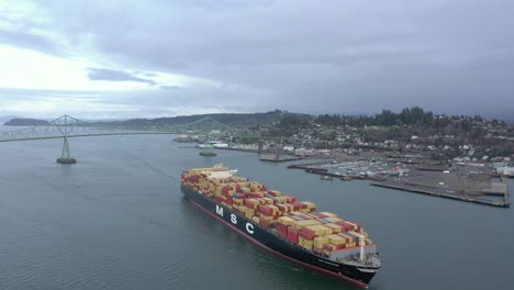 Das-MSC-Frachtschiff-Verlässt-Astoria,-Oregon,-USA,-Um-Mit-Handelsgütern-Den-Ozean-Zu-überqueren