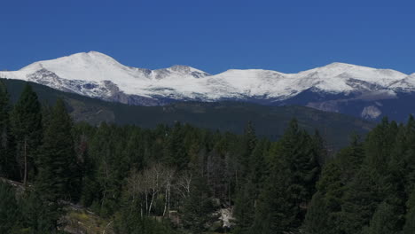 Filmischer-Drohnenzoom-Aus-Der-Luft,-Erster-Schnee-Auf-Dem-Denver-Mount,-Blauer-Himmel,-Evans-14er-Gipfel,-Frühherbst,-Herbst,-Schöner-Blauer-Vogel,-Klarer-Morgen,-Sonnenaufgang,-Tag,-Colorado,-Rocky-Mountains,-Kreisen-Langsam-Nach-Rechts