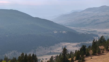 Vista-Aérea-De-La-Naturaleza-Que-Rodea-La-Montaña-Harper:-Una-Mezcla-Armoniosa-De-Bosques-Y-Montañas-De-Pastizales-Cerca-De-Kamloops