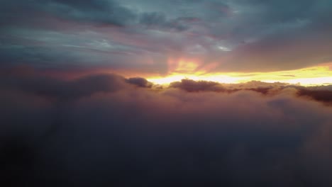 Cielo-Brillante-Del-Atardecer-En-El-Horizonte-Oscuro-Y-Nublado,-4k-Drone-Costa-Rica