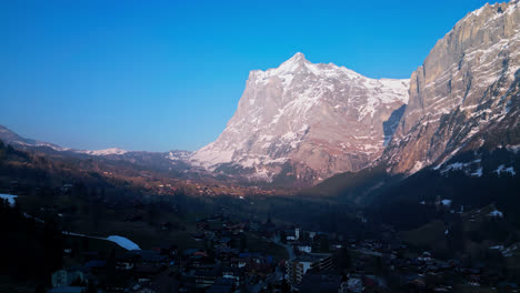 Increíbles-Montañas-Rocosas-Se-Ciernen-Sobre-Grindelwald,-Suiza,-En-La-Mañana