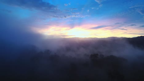 Cielo-Cinematográfico-De-Puesta-De-Sol-Azul-Brillante-Y-Colorido-Con-Horizonte-De-Nubes,-Dron-De-4k