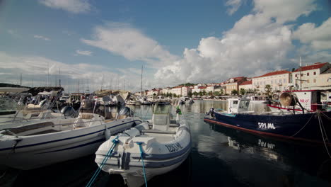 Barcos-Atracados-En-El-Muelle-En-Mali-Losinj-Croacia-Bob-En-Agua-Clara-Al-Mediodía
