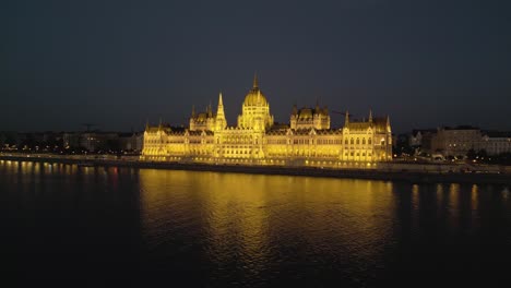Toma-Cinematográfica-Del-Edificio-Del-Parlamento-Húngaro-En-Budapest