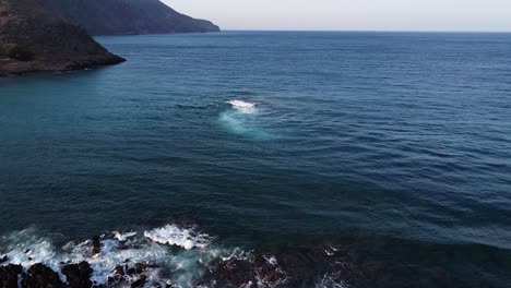 Felsige-Insel-Im-Blauen-Meer-An-Der-Küste-Kretas,-Luftaufnahme