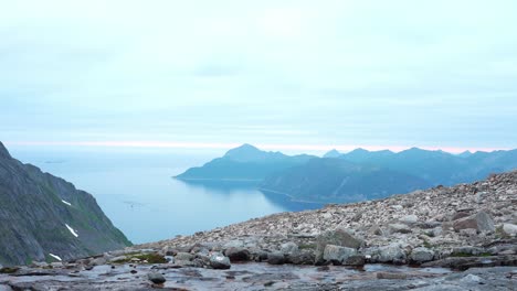 Picos-De-Las-Montañas-Kvaenan-Con-Un-Lago-Tranquilo-En-La-Isla-Senja,-Noruega