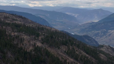 Luftaufnahme-Von-Ashcroft,-Der-Natürlichen-Umgebung-Von-British-Columbia:-Unberührte-Wälder-Und-Halbtrockene-Wüste-An-Einem-Bewölkten-Tag