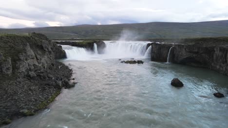 Explora-Islandia-Con-Imágenes-De-Drones-En-4k-De-La-Cascada-De-Goðafoss