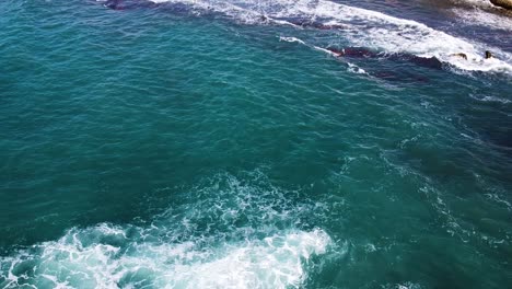 Schaumige-Wellen-Treffen-Auf-Die-Felsige-Küste-Kretas,-Luftaufnahme