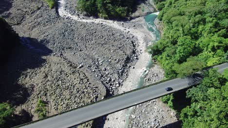 Szenische-Luftdrohnen-Vogelperspektive-Überführung-Der-Brücke-über-Den-Fluss-Puente-Rio-Sucio,-Costa-Rica,-4k