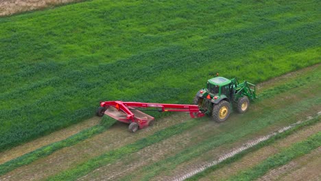 Präzision-Der-Landwirte:-Luftaufnahme-Eines-Grünen-Traktors-Auf-Einem-Kreisförmigen-Feld-In-British-Columbia