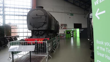 Toma-Panorámica-De-Locomotoras-De-Vapor-Restauradas-En-El-Museo-Nacional-Del-Ferrocarril-De-York.