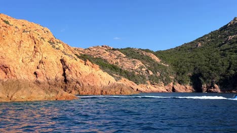 Barco-Turístico-En-Calanques-De-Piana-Formaciones-Rocosas-Erosionadas-Volcánicas-En-La-Isla-De-Córcega-En-La-Temporada-De-Verano,-Francia.