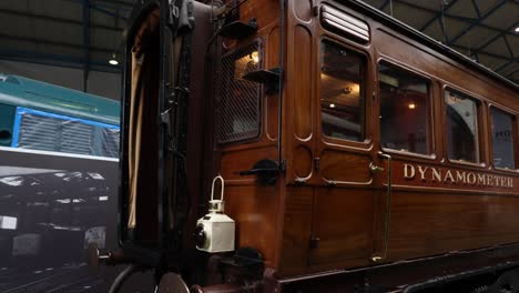 Toma-Panorámica-De-Un-Tren-Histórico-De-Madera-En-El-Museo-Nacional-Del-Ferrocarril-De-York.