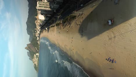 Playa-De-Ipanema,-Río-De-Janiero,-Brasil---Video-Vertical,-Vista-Aérea,-Plataforma-Rodante