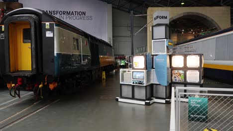 Schwenkaufnahme-Antiker-Züge,-Die-Noch-Im-National-Railway-Museum-In-York-Stehen