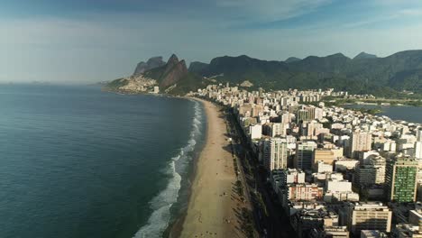 Strand-Und-Bezirk-Von-Ipanema-In-Rio-De-Janeiro-Mit-Dem-Gipfel-Der-Zwei-Brüder-Im-Hintergrund