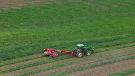 Círculos-De-Agricultura:-Visión-Aérea-De-Un-Tractor-Verde-Cortando-Heno-En-Columbia-Británica